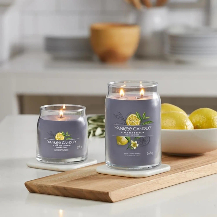 Yankee Candle velká vonná svíčka ve skleněné dóze 567 g - Černý čaj a citron