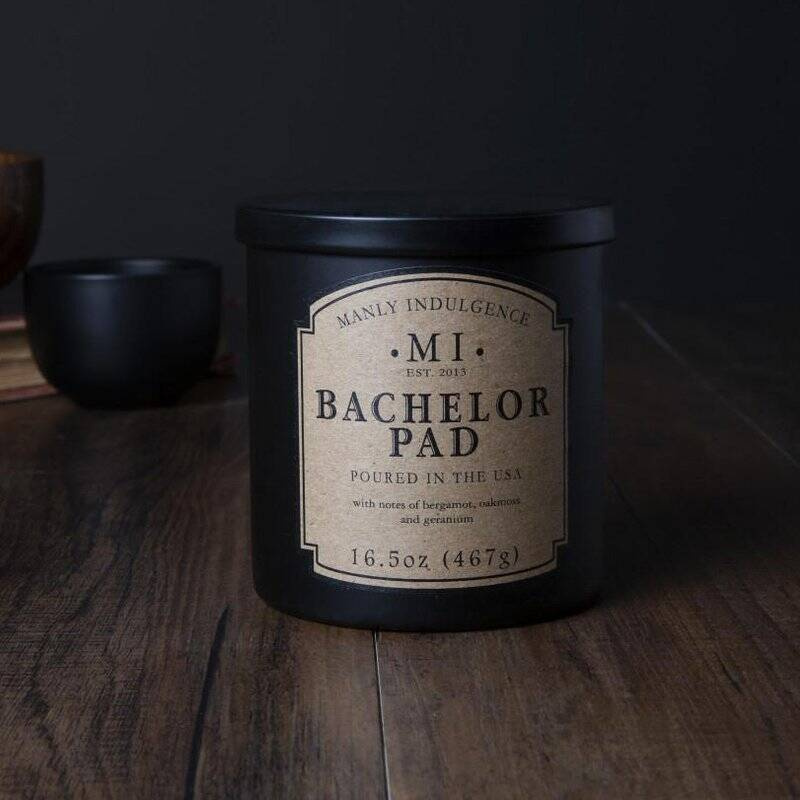 Bougie parfumée au soja pour homme en verre noir avec couvercle Bachelor Pad Colonial Candle 467 g