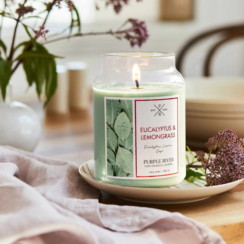 Duża sojowa świeca zapachowa w szkle ziołowa eukaliptusowa Eucalyptus Lemongrass Purple River 623 g