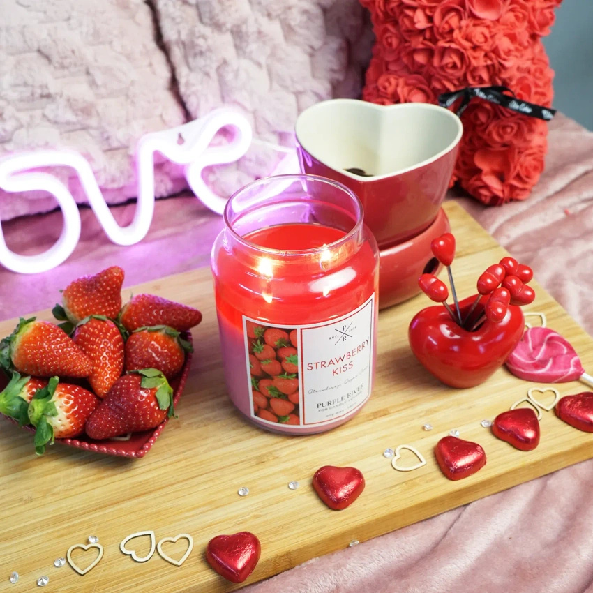 Sojová vonná svíčka Strawberry Kiss Purple River 623 g