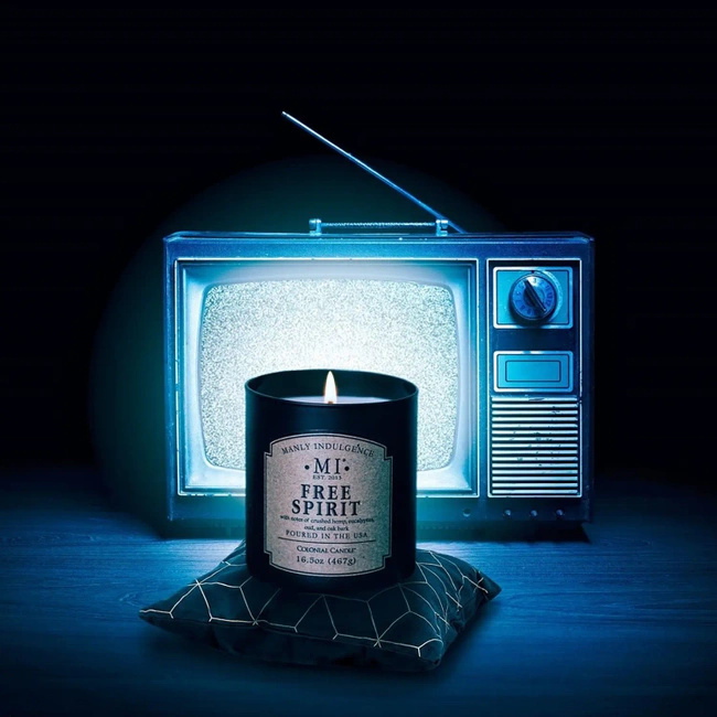 Męska świeca zapachowa sojowa w czarnym szkle z pokrywką Free Spirit Colonial Candle 467 g