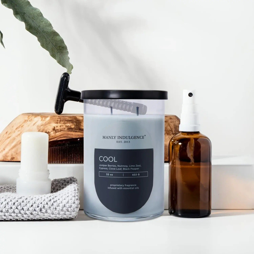 Duża sojowa świeca zapachowa Colonial Candle Manly Indulgence 623 g w szkle z pokrywką - Męski Zapach Cool