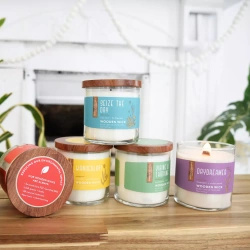 Geurkaars met een houten lont Wanderlust Candle-lite