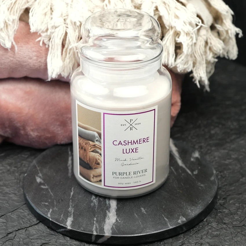 Duża sojowa świeca zapachowa w szkle piżmo gardenia Cashmere Lux Purple River 623 g