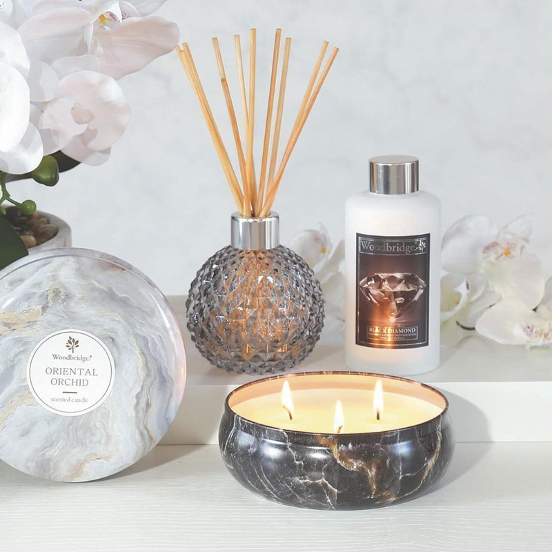 Duża marmurowa świeca zapachowa w metalowym puzderku z trzema knotami Black Pomegranate Woodbridge Candle 470 g