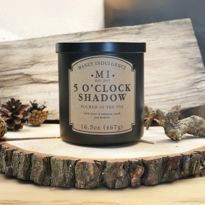 Męska świeca zapachowa sojowa w czarnym szkle z pokrywką 5 o'Clock Shadow Colonial Candle 467 g