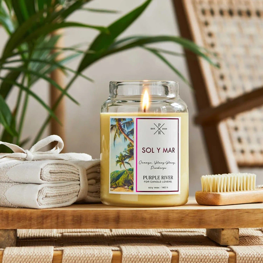 Grande bougie de soja parfumée en verre hibiscus orange mangue Sol y Mar Purple River 623 g