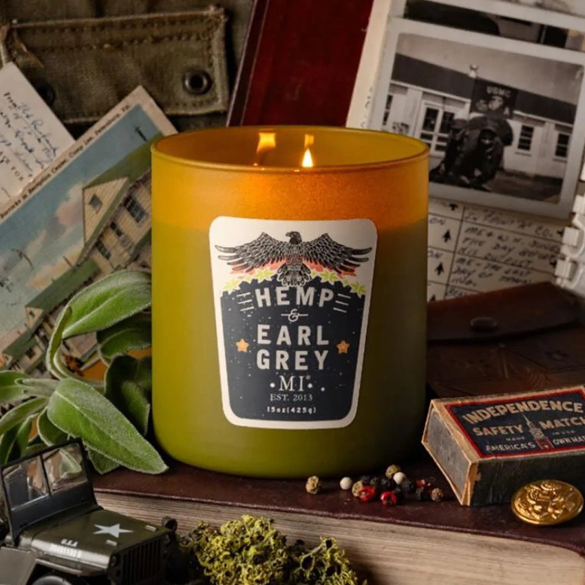 Świeca zapachowa sojowa męska Colonial Candle Manly Indulgence All American 15 oz 425 g - Hemp & Earl Grey
