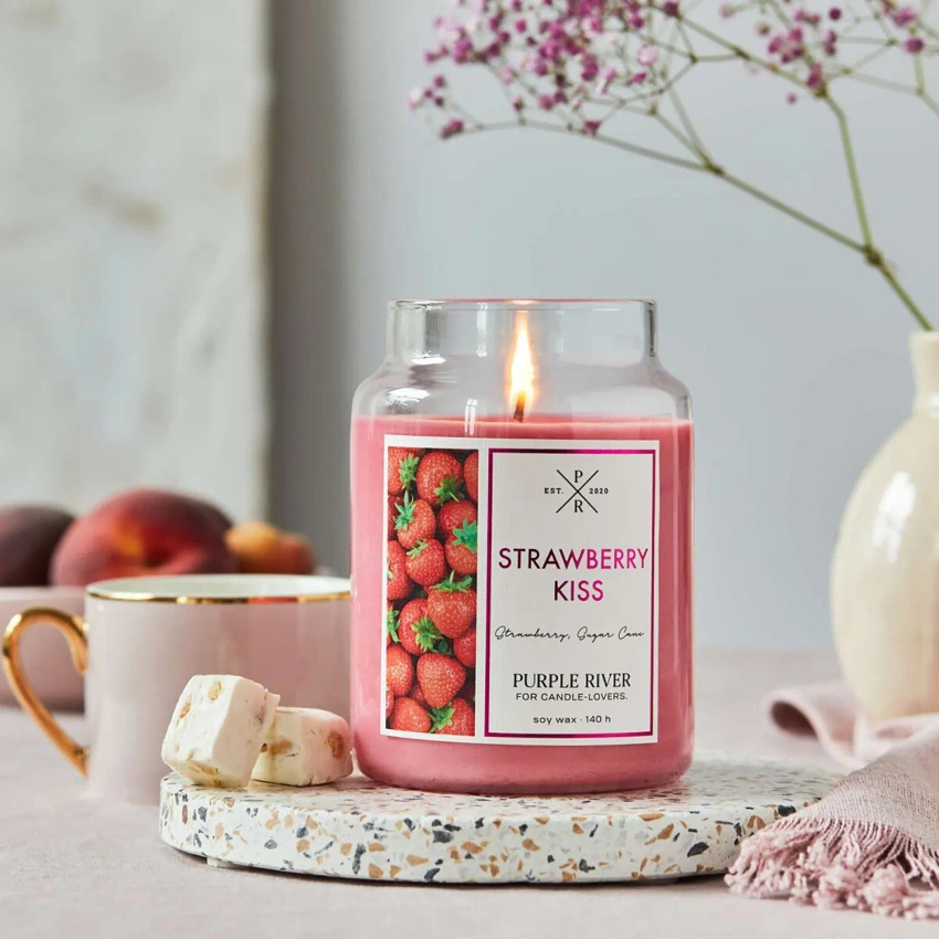 Grande bougie parfumée de soja dans en verre fraise Strawberry Kiss Purple River 623 g
